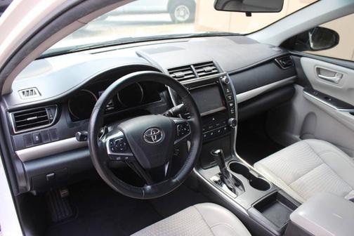 White 2015 Toyota Camry SE