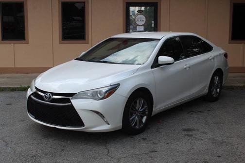 White 2015 Toyota Camry SE