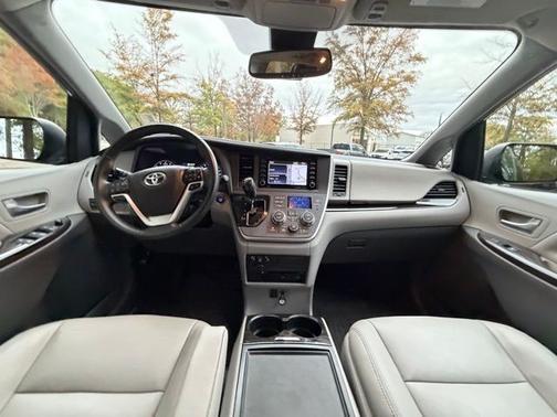 2020 Toyota Sienna XLE 7 PASSENGER
