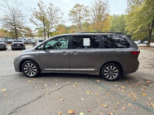 2020 Toyota Sienna XLE 7 PASSENGER