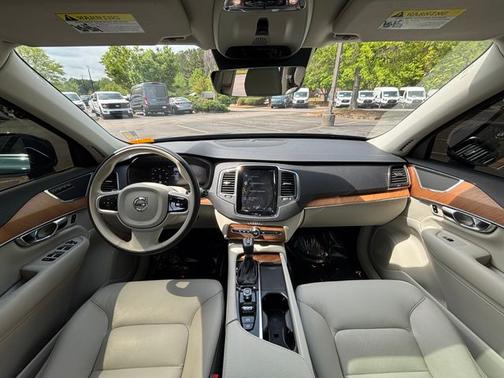 2021 Volvo XC90 T6 MOMENTUM 7 PASSENGER