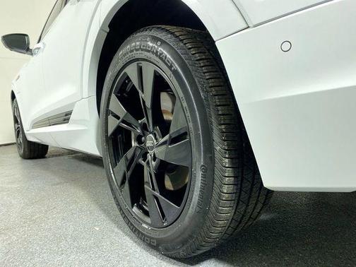 2022 Audi e-tron Premium Plus