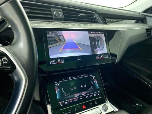 2022 Audi e-tron Premium Plus