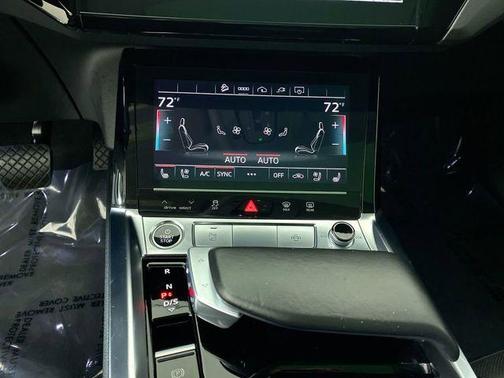2022 Audi e-tron Premium Plus
