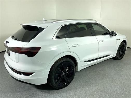 2022 Audi e-tron Premium Plus