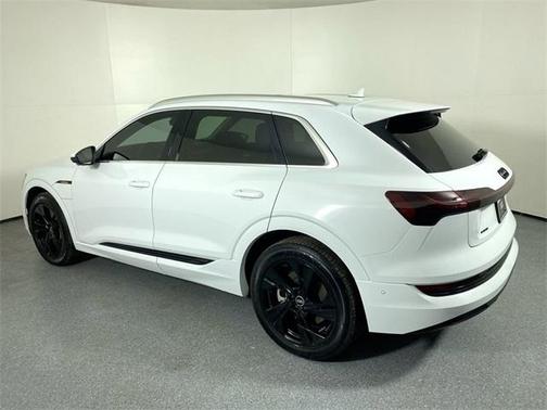 2022 Audi e-tron Premium Plus