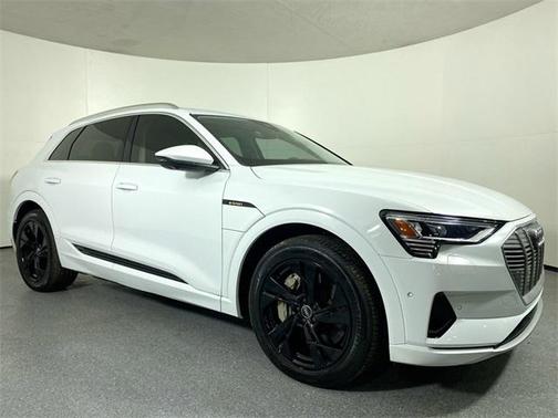 2022 Audi e-tron Premium Plus