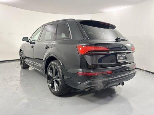 Mythos Black Metallic 2025 Audi Q7 55 Premium Plus