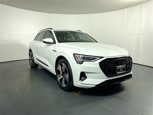 2022 Audi e-tron Premium Plus