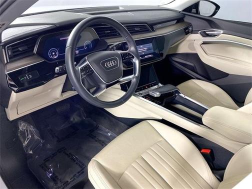2022 Audi e-tron Premium Plus