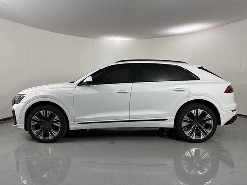 Glacier White Metallic 2025 Audi Q8 55 Premium
