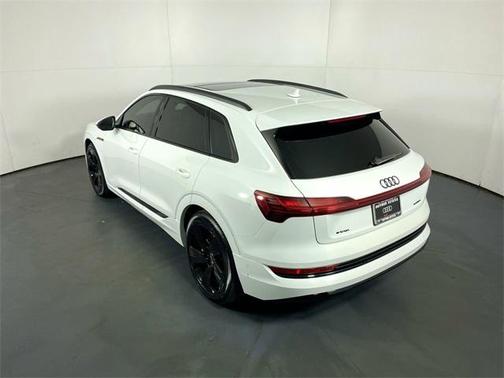 2022 Audi e-tron Premium Plus