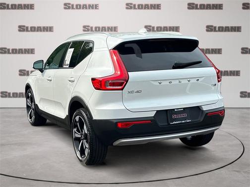 2022 Volvo XC40 T5 Momentum