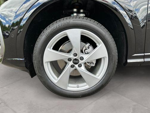 Mythos Black Metallic 2026 Audi Q5 PLUS