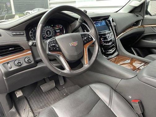 Photo 5 of 10 of 2019 Cadillac Escalade Luxury