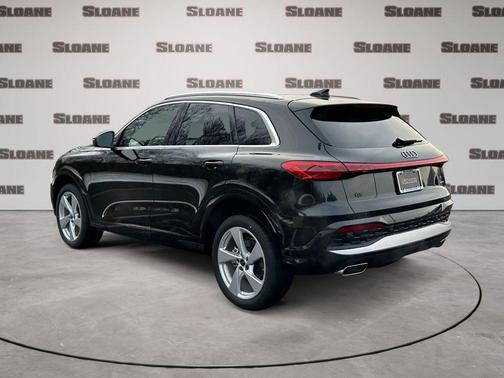 Mythos Black Metallic 2025 Audi Q5 2.0T quattro Premium