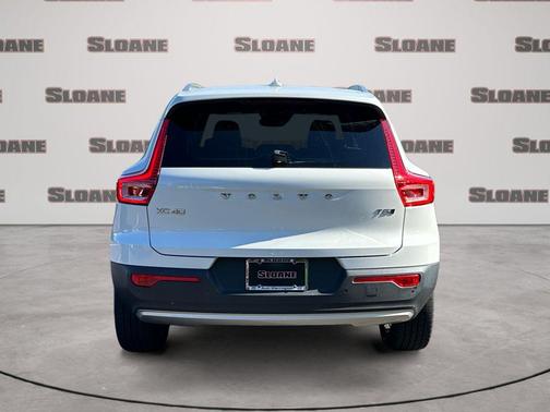 Ice White 2020 Volvo XC40 T5 Momentum