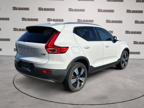 Ice White 2020 Volvo XC40 T5 Momentum