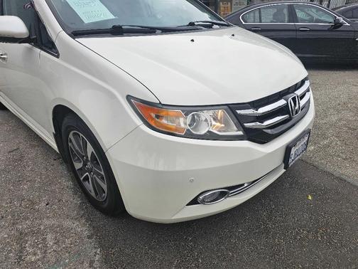 White 2016 Honda Odyssey Touring Elite