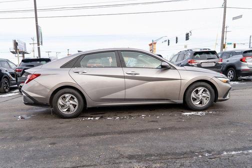 2024 Hyundai ELANTRA SE