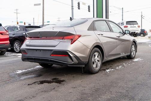 2024 Hyundai ELANTRA SE