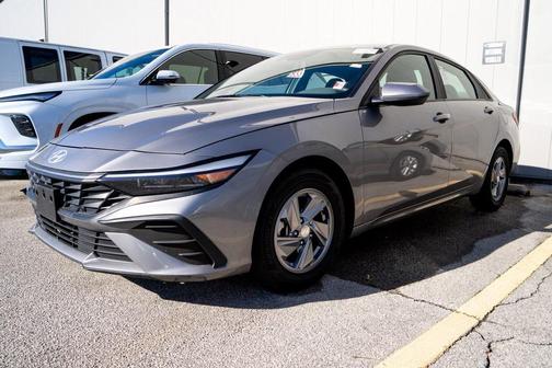 2024 Hyundai ELANTRA SE