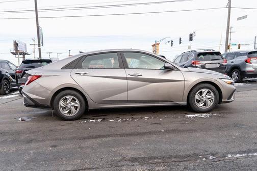 2024 Hyundai ELANTRA SE