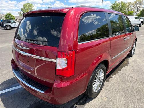 Brilliant Black Crystal Pearlcoat 2014 Chrysler Town & Country Touring-L