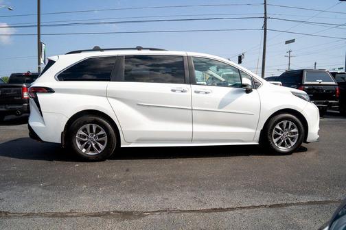 2022 Toyota Sienna XLE
