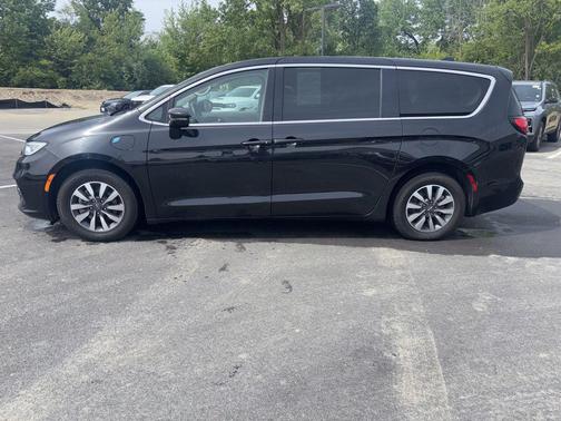Brilliant Black Crystal Pearlcoat 2022 Chrysler Pacifica Hybrid Touring L