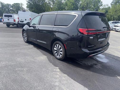 Brilliant Black Crystal Pearlcoat 2022 Chrysler Pacifica Hybrid Touring L