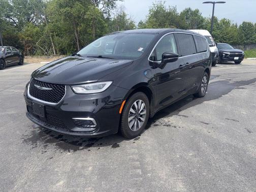 Brilliant Black Crystal Pearlcoat 2022 Chrysler Pacifica Hybrid Touring L