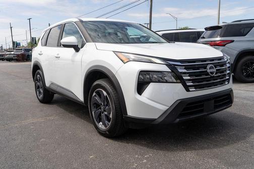 Everest White Pearl 2025 Nissan Rogue SV