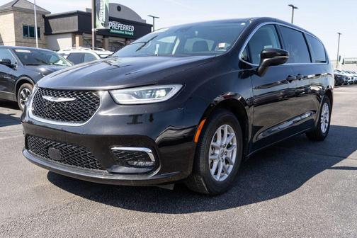 Brilliant Black Crystal Pearlcoat 2023 Chrysler Pacifica Touring L