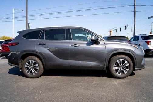 2022 Toyota Highlander Hybrid XLE