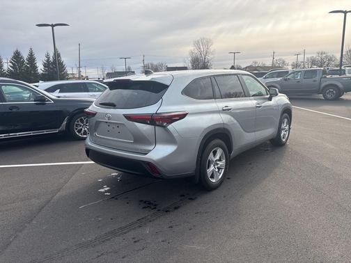 2024 Toyota Highlander LE