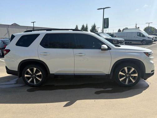 Platinum White Pearl 2024 Honda Pilot Touring 8-Passenger