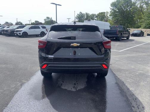 Mosaic Black Metallic 2024 Chevrolet Trax LS
