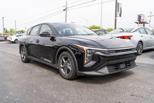 Aurora Black Pearl 2025 Kia K4 LXS