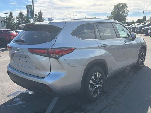 Celestial Silver Metallic 2023 Toyota Highlander XLE