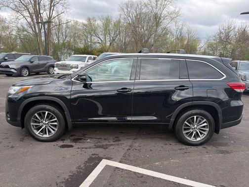 Midnight Black Metallic 2018 Toyota Highlander XLE