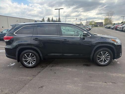 Midnight Black Metallic 2018 Toyota Highlander XLE