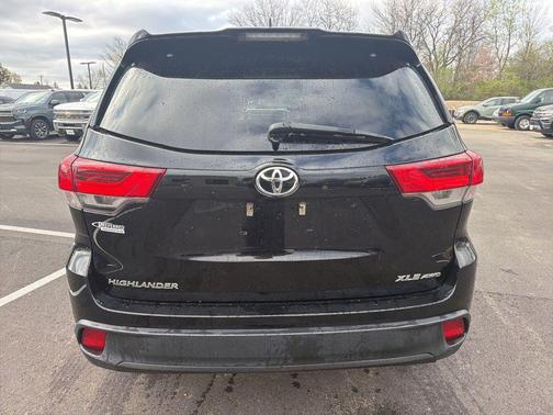 Midnight Black Metallic 2018 Toyota Highlander XLE