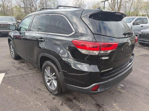Midnight Black Metallic 2018 Toyota Highlander XLE