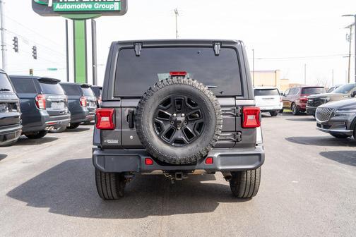 Granite Crystal Metallic Clearcoat 2018 Jeep Wrangler Unlimited Sahara