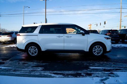 2024 Kia Carnival LX