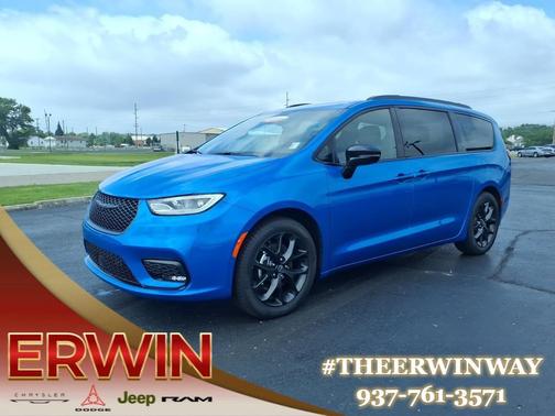 Hydro Blue Pearlcoat 2026 Chrysler Pacifica Limited