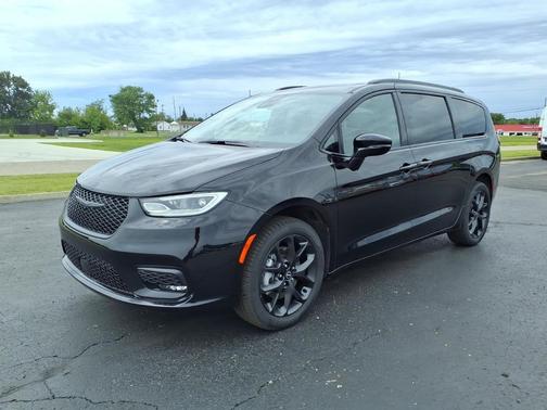 Diamond Black Crystal Pearlcoat 2026 Chrysler Pacifica L