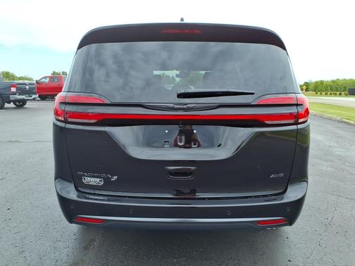 Diamond Black Crystal Pearlcoat 2026 Chrysler Pacifica L