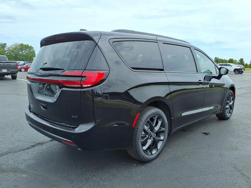 Diamond Black Crystal Pearlcoat 2026 Chrysler Pacifica L